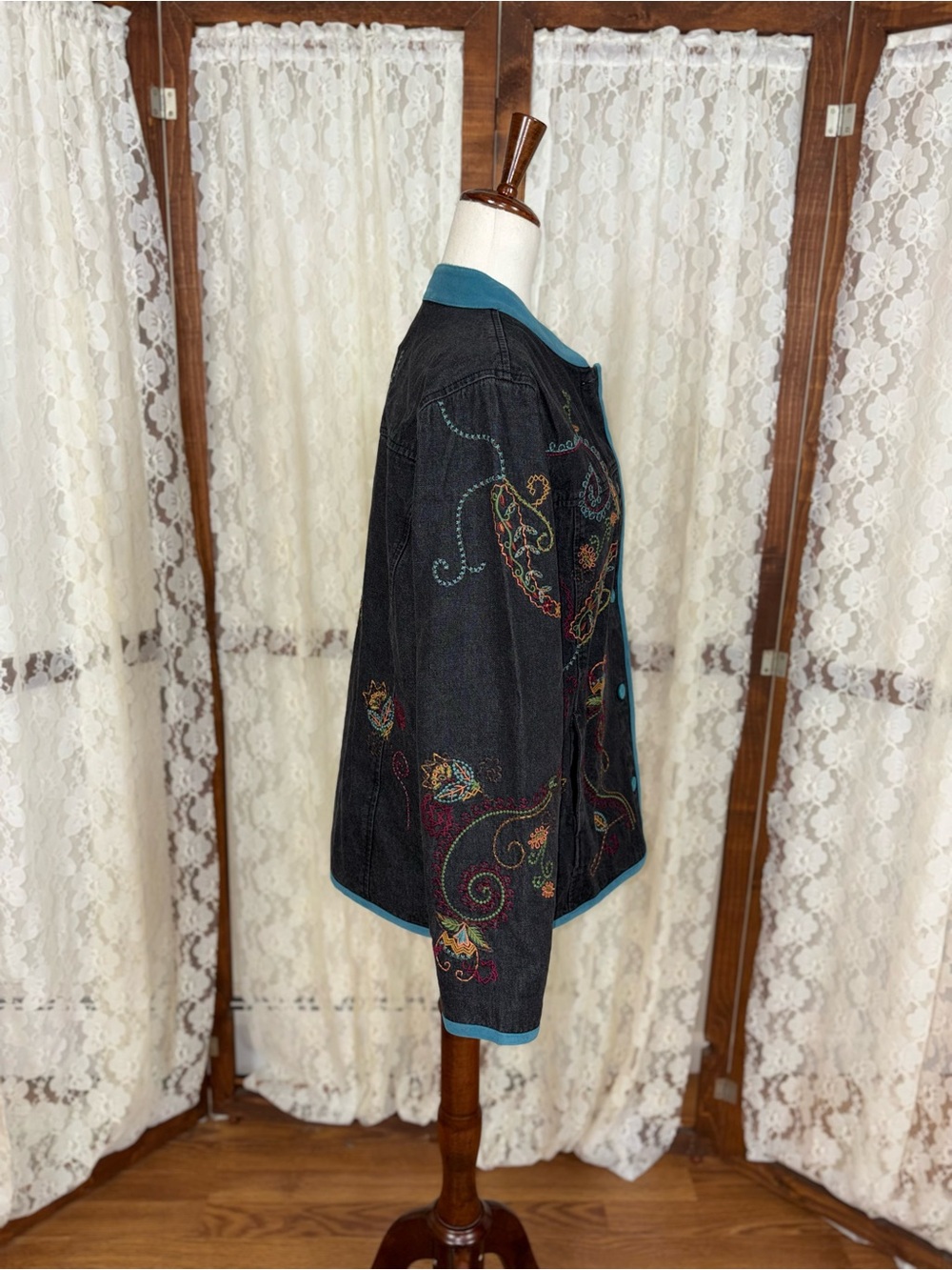 Super Cool Denim & Co Embroidered Denim Jacket - Picture 3 of 7